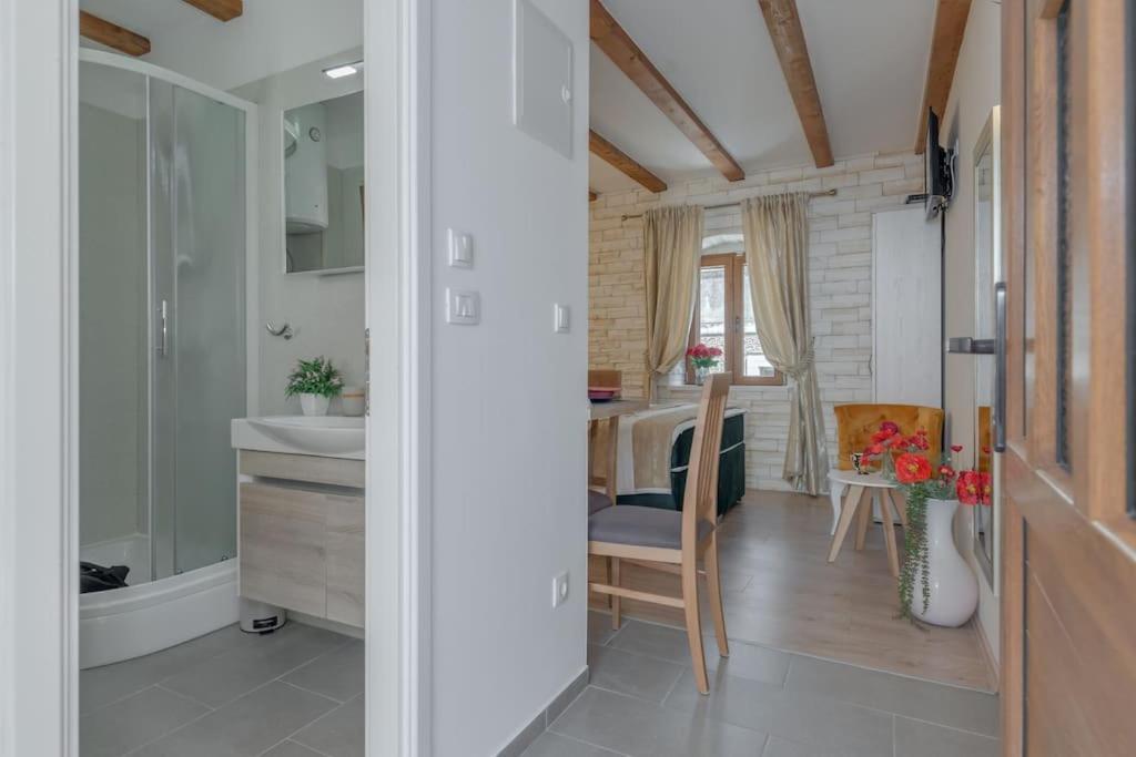 Diva 1,Stylish Old Town Studio Apartment Near Beach スプリト エクステリア 写真