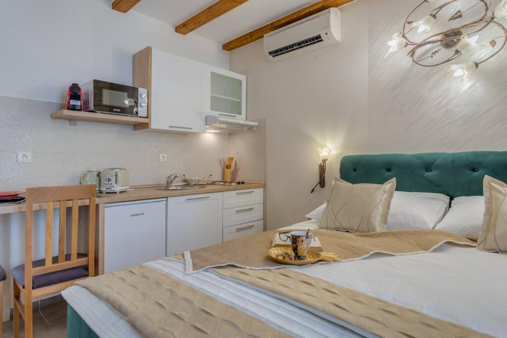 Diva 1,Stylish Old Town Studio Apartment Near Beach スプリト エクステリア 写真