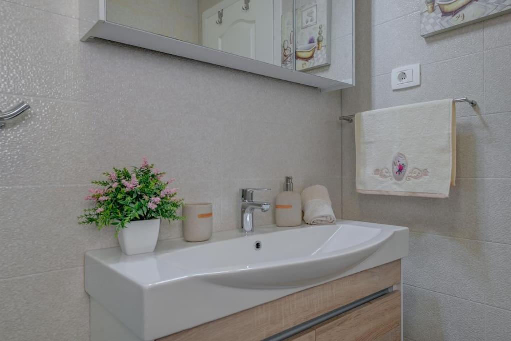 Diva 1,Stylish Old Town Studio Apartment Near Beach スプリト エクステリア 写真