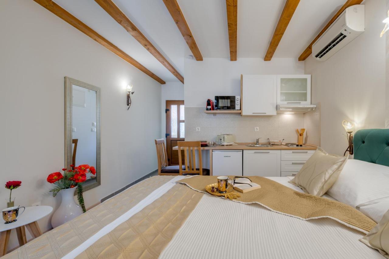 Diva 1,Stylish Old Town Studio Apartment Near Beach スプリト エクステリア 写真